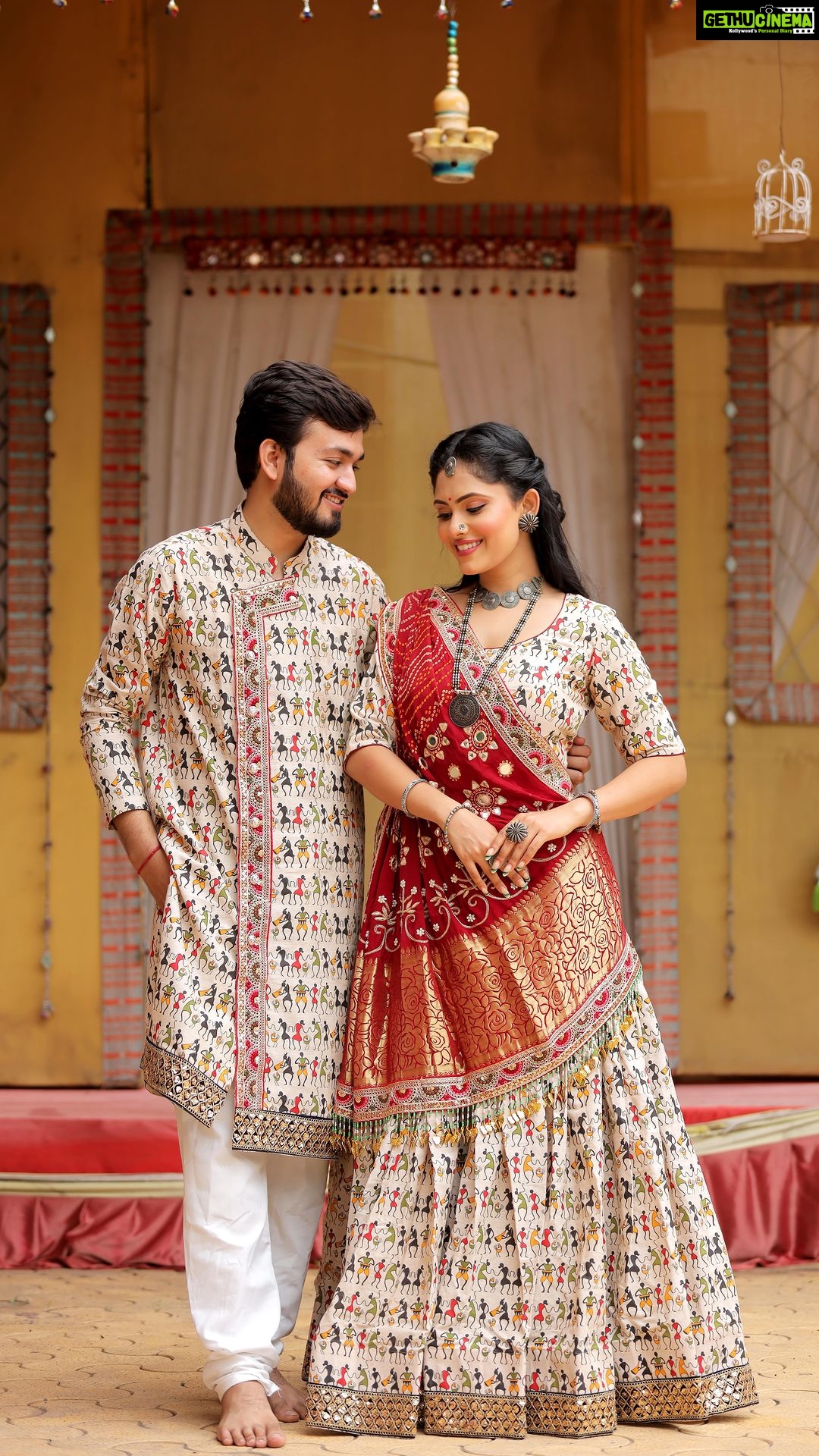 Aayushi Dholakia Instagram - ‘With You’ but made it Gujarati🤪😋 2/9 of #9daysofNavratri w/ @krutinprajapati 💖 . . . . Wearing- @pritis_paridhan Shot by- @shivamstudiopetlad #reels #chaniyacholi #navratrilook #navratrivibes #jhumkaswag #navratri #garbanight #dandiya