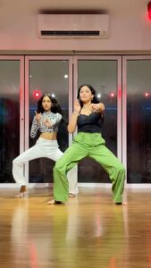 Aayushi Dholakia Instagram - Kahi aag lage lag jaave🔥
Learnt and danced on this fire choreography by @anvishetty 🫶🏻
.
.
.
.
🧠- @anvishetty 
📍- @tangerineartsstudio 
#dancelovers #dancetime #lovefordance #dancemood #lovedancing #dancewithme