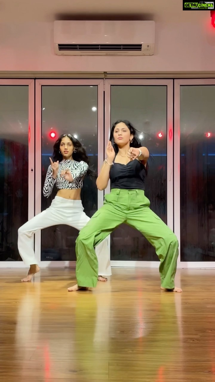 Aayushi Dholakia - 1.5K Likes - Kahi aag lage lag jaave🔥
Learnt and danced on this fire choreography by @anvishetty 🫶🏻
.
.
.
.
🧠- @anvishetty
📍- @tangerineartsstudio
#dancelovers #dancetime #lovefordance #dancemood #lovedancing #dancewithme