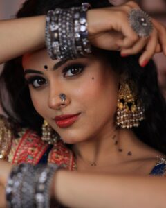 Aayushi Dholakia Instagram - FAV FESTIVAL SOON!!❤️‍🔥💥Neither can I nor these iconic characters can waittt✨🤩😍
>>>Swipe till the last for my favourite look!! Let me know yours in the comments belowww🫶🏻
.
.
.
.
Outfits by: @palkindziner 
Jewellery by: @auraartjewels 
HMU: @plumzstudio 
Clicked and edited by: @dpandaproduction 

#navratrilook #navratrivibes #chaniyacholi #navratri #bollywood #hindimovie #bollywoodfilms