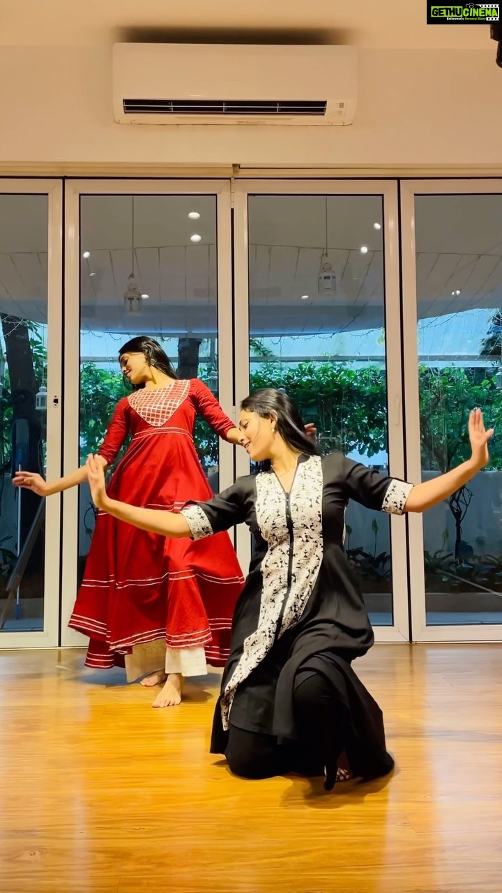 Aayushi Dholakia - 6.9K Likes - POV: When your heart and mind desires for the same thing🫶🏻 dancing on this beautiful track with @anvishetty was truly very special🥰
.
.
.
.
.
Choreography- @anvishetty
📍- @tangerineartsstudio
#danceitout #lovedancing #dancetime #dancelovers #danceworkshop #lovefordance