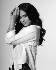 Aayushi Dholakia Instagram - stole dad’s shirt🖤
.
.
.
.
.
Clicked by: @luck_eiii @studio.strobes

#photomodeling #modellook #fashionmodeling #modelinglife #beforeandafter