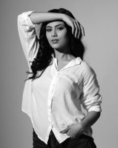 Aayushi Dholakia Instagram - stole dad’s shirt🖤
.
.
.
.
.
Clicked by: @luck_eiii @studio.strobes

#photomodeling #modellook #fashionmodeling #modelinglife #beforeandafter