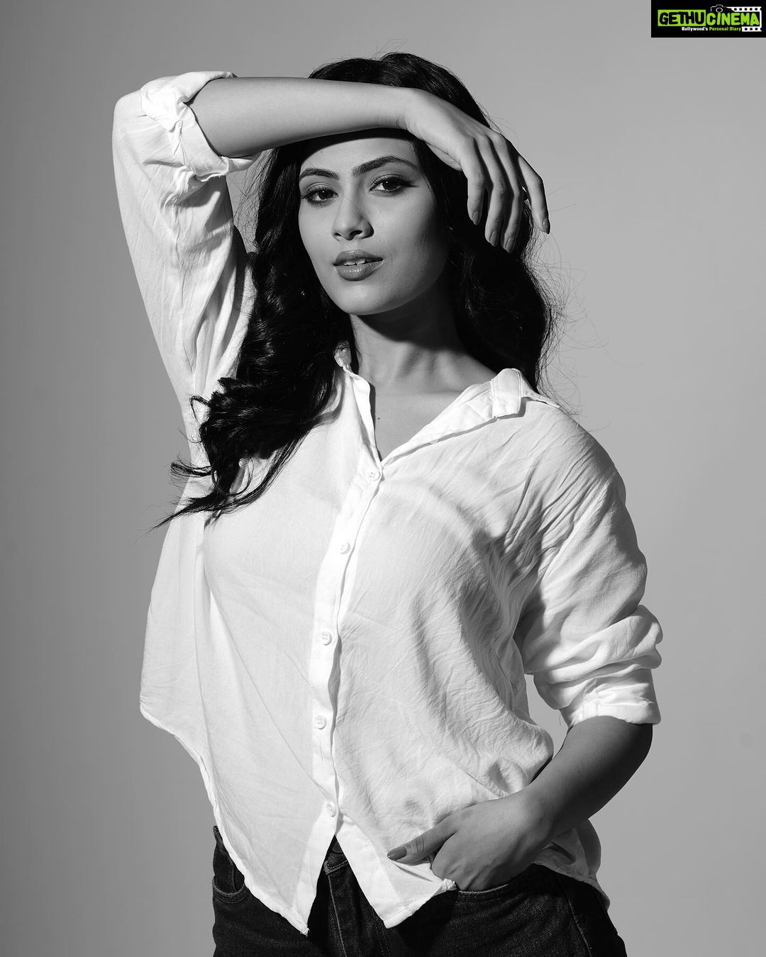 Aayushi Dholakia - 2.7K Likes - stole dad’s shirt🖤
.
.
.
.
.
Clicked by: @luck_eiii @studio.strobes
#photomodeling #modellook #fashionmodeling #modelinglife #beforeandafter