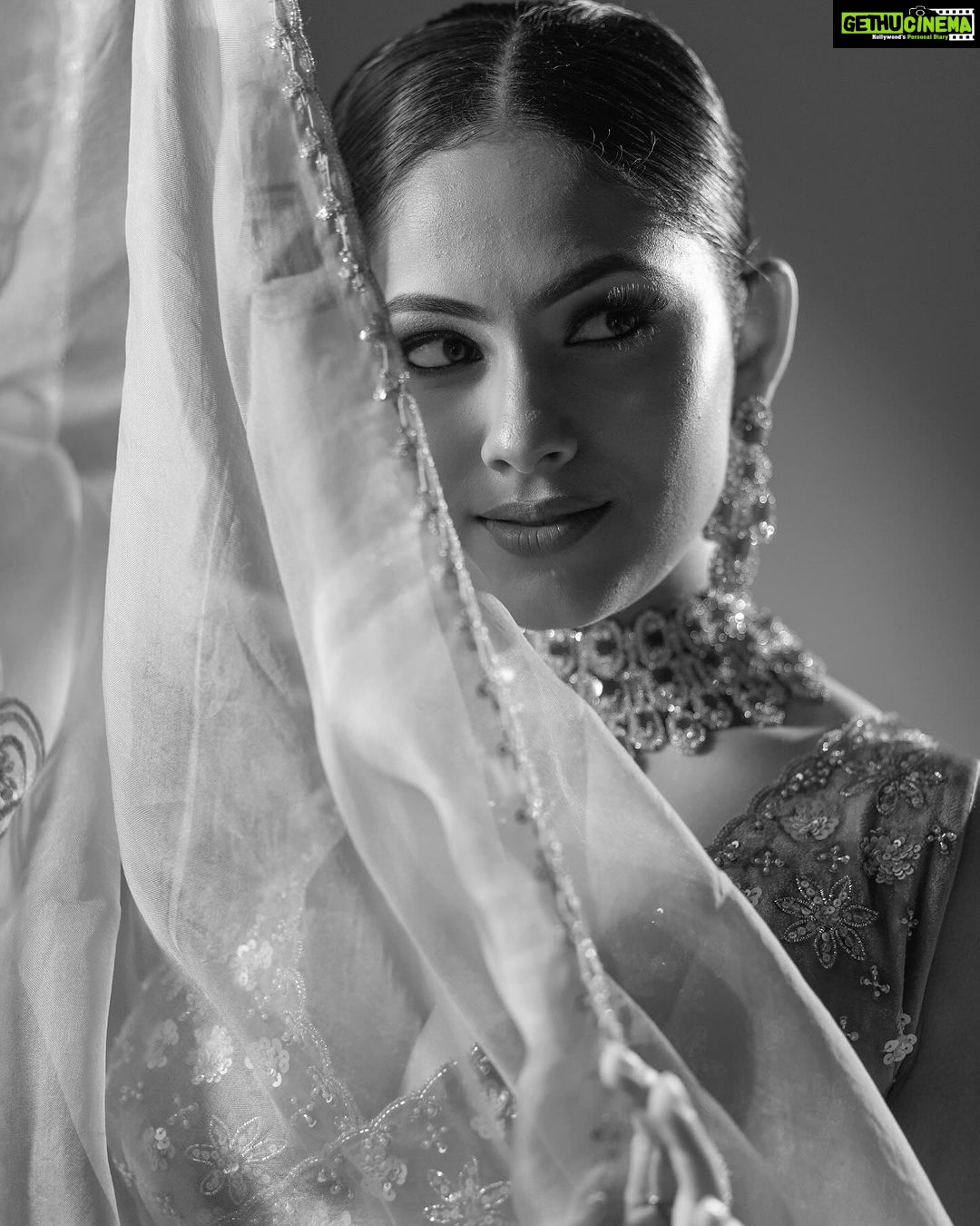 Aayushi Dholakia Instagram - Pari Hoon Main🧚 ✨ IM SORRY BUT I’M STILL NOT OVER THIS LOOK!!🤌🏻😍 . . . . Wearing- @amrinkhanofficial HMU- @plumzstudio Shot by- @artofpixels_studio Jewellery by- @zanzar_nx #fashionshoots #fashionmodeling #modelinglife #fashionmodel #modeling #womanmodel