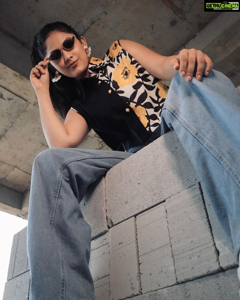 Aayushi Dholakia Instagram - it’s all cool babessss😎👷‍♀️🔨🆒🕶️ . . . . . Top- @ekrang_ 📸- @dpandaproduction #myoutfit #easystyle #wearingtoday #lookbooks #outfitpic #modelposes