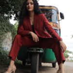 Aayushi Dholakia Instagram - Aaja meri gaadi mein baith jaa🛺⚡️💥 >>>Swipe till the last to see my gaadi😋 . . . . Wearing- @ekrang_ Captured by- @dpandaproduction HMU- @plumzstudio #fashionvibes #womanclothing #stylewoman #chicfashion #womenoutfits #womenoutfit