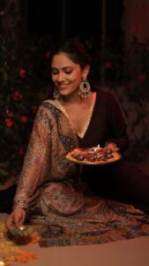 Aayushi Dholakia Instagram - May the light of this Diya bring you all loads of happiness, prosperity and luck🪔✨
SAVE THIS GUIDE FOR POSING IDEAS THIS DIWALI🥰
Also, favourite pose batao in commentssss🧿🫶🏻
.
.
.
.
Wearing- @ekrang_ 
Shot and edited by- @dpandaproduction 
#reels #poseideas #diwalispecial #diwalifestival #diwali #photoposes
