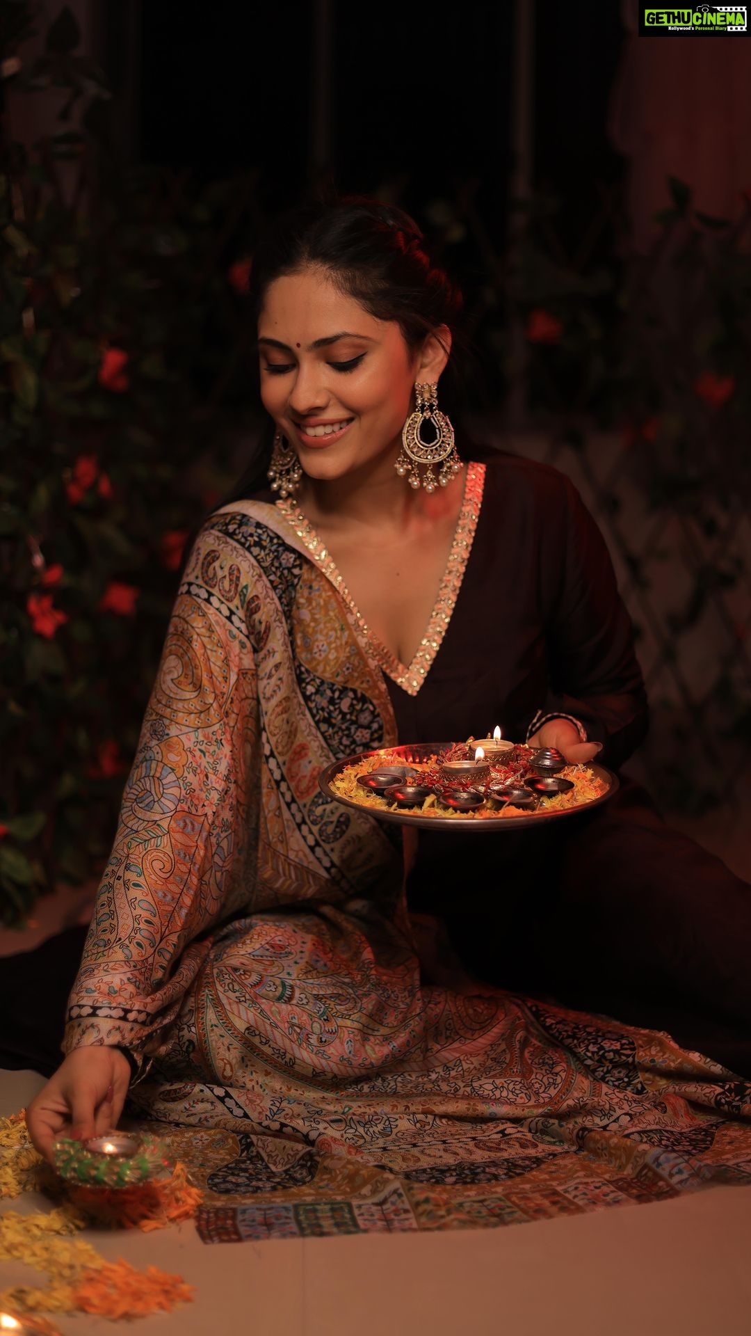 Aayushi Dholakia - 3.6K Likes - May the light of this Diya bring you all loads of happiness, prosperity and luck🪔✨
SAVE THIS GUIDE FOR POSING IDEAS THIS DIWALI🥰
Also, favourite pose batao in commentssss🧿🫶🏻
.
.
.
.
Wearing- @ekrang_
Shot and edited by- @dpandaproduction
#reels #poseideas #diwalispecial #diwalifestival #diwali #photoposes