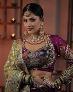 Aayushi Dholakia Instagram - FAV FESTIVAL SOON!!❤️‍🔥💥Neither can I nor these iconic characters can waittt✨🤩😍
>>>Swipe till the last for my favourite look!! Let me know yours in the comments belowww🫶🏻
.
.
.
.
Outfits by: @palkindziner 
Jewellery by: @auraartjewels 
HMU: @plumzstudio 
Clicked and edited by: @dpandaproduction 

#navratrilook #navratrivibes #chaniyacholi #navratri #bollywood #hindimovie #bollywoodfilms