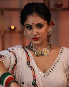 Aayushi Dholakia Instagram - FAV FESTIVAL SOON!!❤️‍🔥💥Neither can I nor these iconic characters can waittt✨🤩😍
>>>Swipe till the last for my favourite look!! Let me know yours in the comments belowww🫶🏻
.
.
.
.
Outfits by: @palkindziner 
Jewellery by: @auraartjewels 
HMU: @plumzstudio 
Clicked and edited by: @dpandaproduction 

#navratrilook #navratrivibes #chaniyacholi #navratri #bollywood #hindimovie #bollywoodfilms