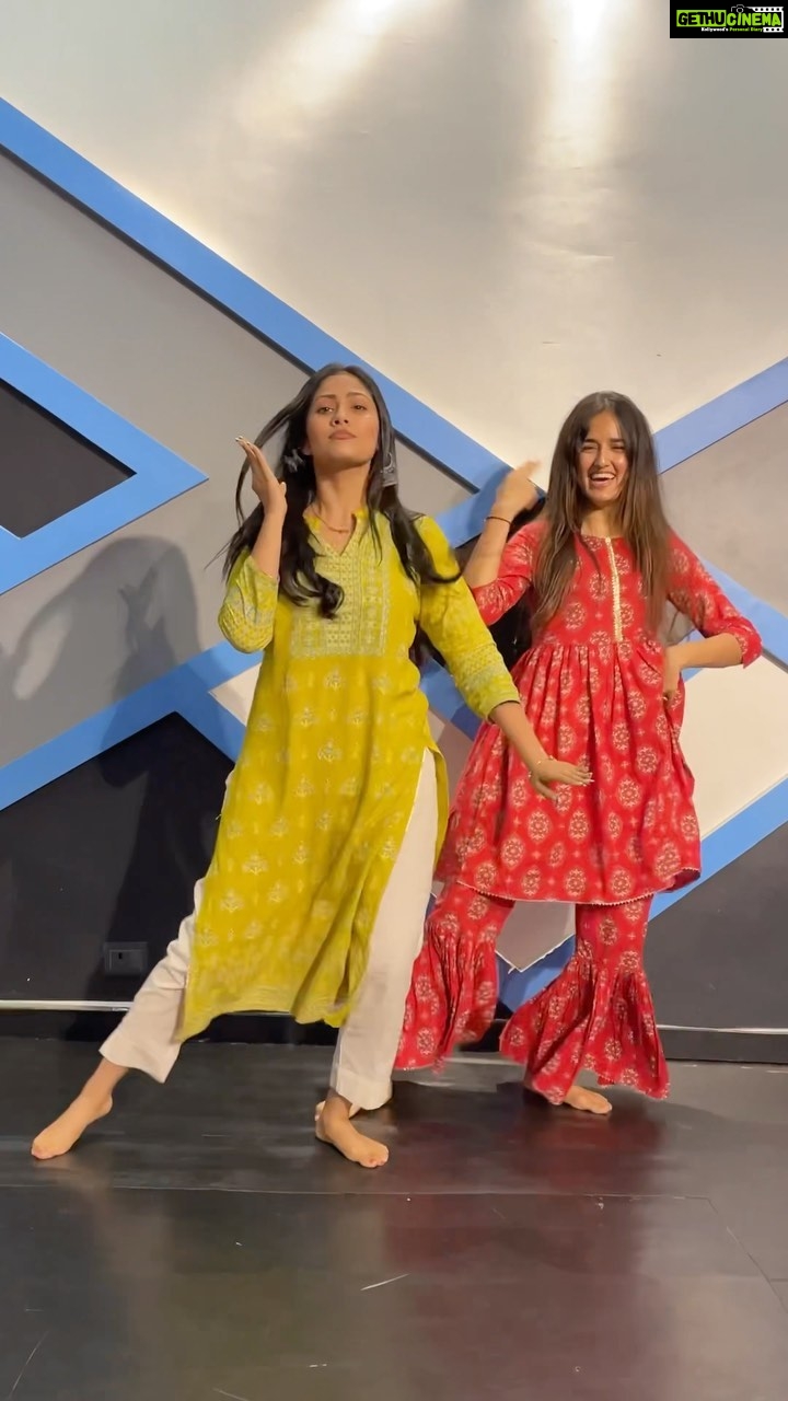Aayushi Dholakia - 19.4K Likes - This RADHA ain’t needing a KANHAIYA🌺🤪🪈💃💥
@_burritu_ energy and joyful spirit can surely bring up a smile on your face!! We met for the first time and danced our hearts out!! Vadodara she’s coming back this weekend and you surely don’t want to miss this beautiful soul❤️
Am I seeing you soon!? @_burritu_ 🫶🏻😋
.
.
.
.
🧠- @_burritu_
📍- @themovesstudio
#bollywood #dancetime #danceworkshop #dancerforlife #lovefordance #dancemood
