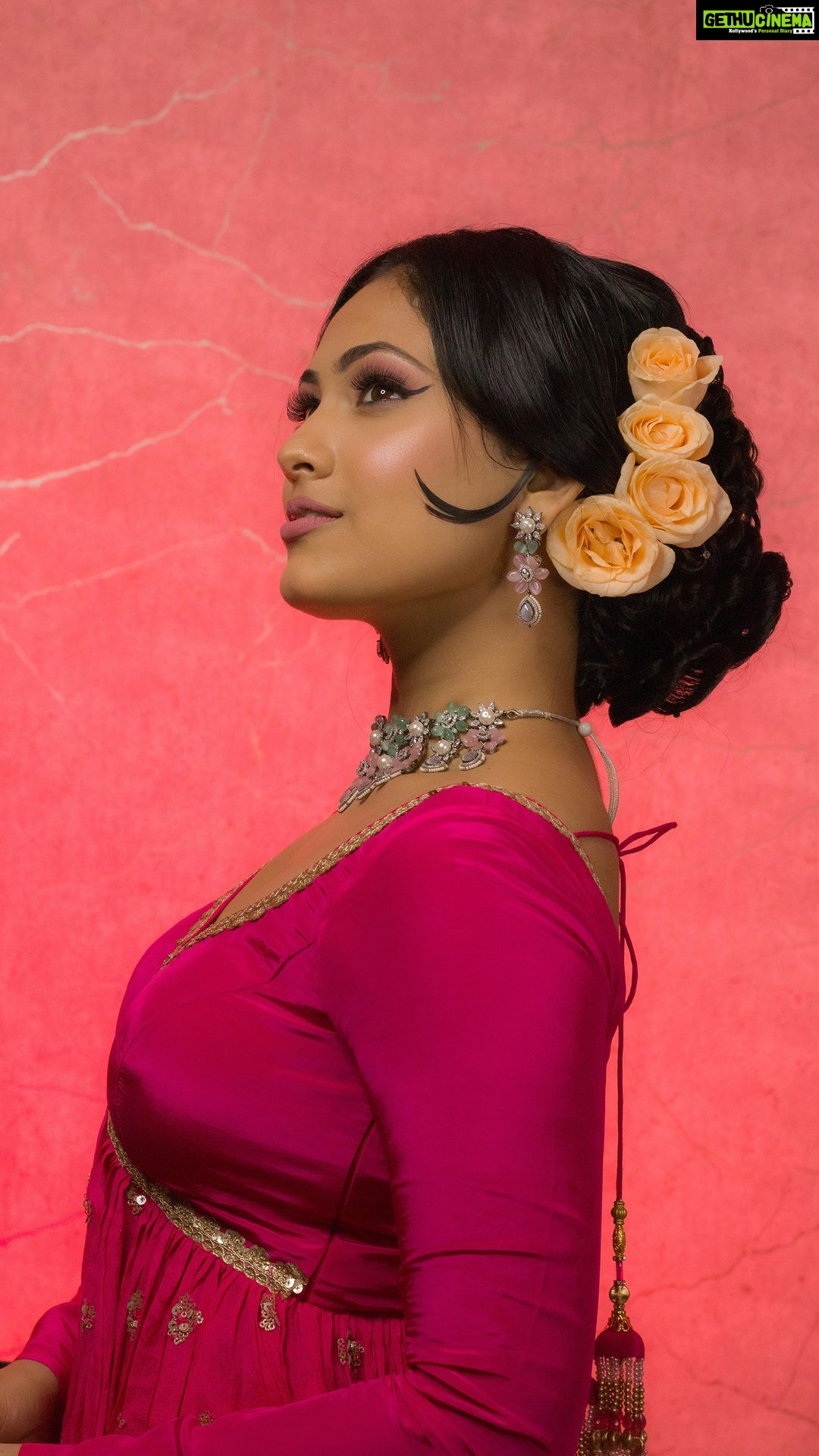 Aayushi Dholakia - 6.1K Likes - INTRODUCING 🌺✨Shanti Priya✨🌺
Om Shanti Om has been one of those films for me that I can never get tired of watching!! And recreating @deepikapadukone looks was something I always wanted to try!! With an amazing team once again this video was brought to life!!🫶🏻❤️
Let me know which recreation you guys want to see next!!🥰🫰🏻
.
.
.
Look 1
Outfit: @palkindziner
Look 2
Outfit: @ardorbyaayushi
Look 3
Outfit: @ardorbyaayushi
HMU- @plumzstudio
Shot and edited by- @wanderingwithdreamer
#reels #recreating #recreation
#deepikapadukon #deepika #omshantiom