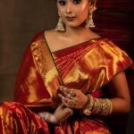 Aayushi Dholakia Instagram – मस्तानी 

तुज़े याद कर लिया है आयत की तरह, 
अब तेरा ज़िक्र होगा इबादत की तरह…. 

In frame: @aayushidholakia_ 
Make up & Hair: @plumzstudio 
Photography: @wanderingwithdreamer @nitin_raval_14_ 
Jewellery: @auraartjewels 

#reels #sareetime #lovesaree #iwearsaree #traditionaloutfit #sareelook #makeup#kohleyes Plumz Studio