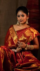 Aayushi Dholakia Instagram - मस्तानी 

तुज़े याद कर लिया है आयत की तरह, 
अब तेरा ज़िक्र होगा इबादत की तरह…. 

In frame: @aayushidholakia_ 
Make up & Hair: @plumzstudio 
Photography: @wanderingwithdreamer @nitin_raval_14_ 
Jewellery: @auraartjewels 

#reels #sareetime #lovesaree #iwearsaree #traditionaloutfit #sareelook #makeup#kohleyes