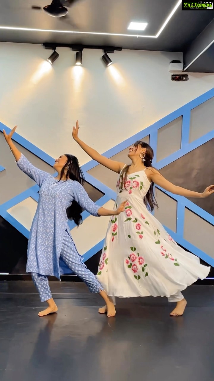 Aayushi Dholakia - 33.5K Likes - SHE CAME AND CONQUERED HEARTS❤️🧿
The only reason I’ve forgotten steps is because I would end up watching @_burritu_ dancing in the mirror and would get mesmerised by how gracefully she moves 🫶🏻🌟
Can’t wait to have you back beautiful❤️
.
.
.
.
Choreography by- @_burritu_
📍- @themovesstudio
#dancelovers #dancetime #lovefordance #dancemood #dancewithme