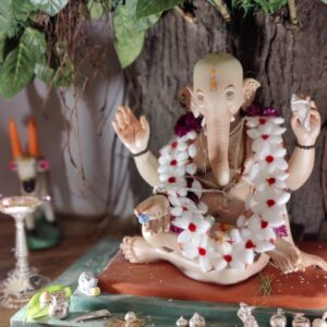 Abhidnya Bhave Instagram - 😌🙏Shree Swami Samarth  Ganpati bappa Moraya🙏😌

Khara hoi jaga shraddhes hit,
Kasa Hoshi thawin tu swami bhakti,
Aathav kitida dili tyanich Sath,
Nako dagmagu swami detil hath,
Ashakya hi shakya kartil swami🙏

#bestpartoftheyear
#missyouaaji😘