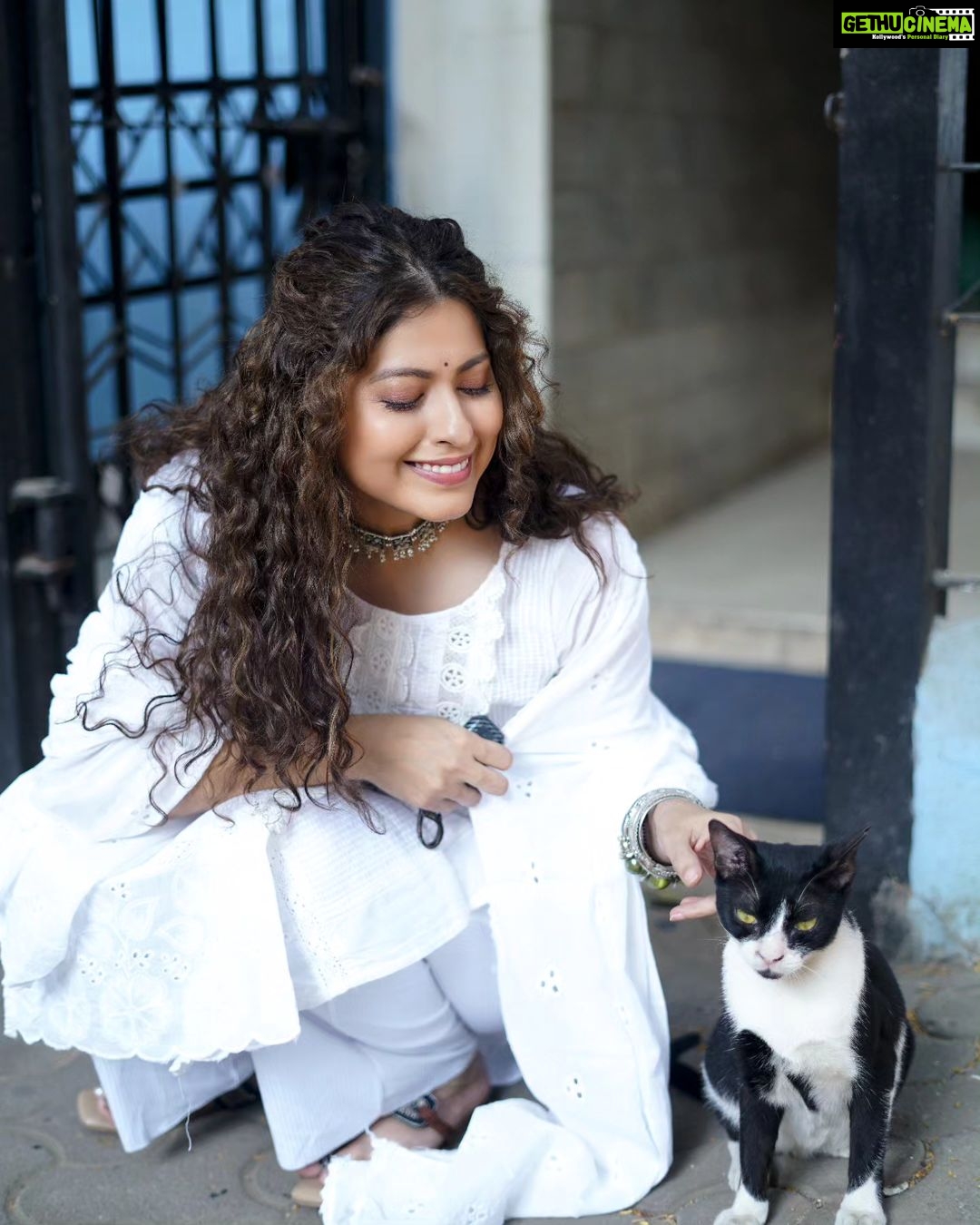 Abhidnya Bhave Instagram - Please say no to crackers this Diwali❤️, Please don't trouble my children on street🙏 Instead adopt one of them , and make their life better, may this diwali be a happy one for others too, for neglected too!!⭐❤️ Happy Diwali to all⭐✨🙏