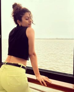 Abhidnya Bhave Instagram - Only the adhar card stuck in my pocket looks off, baki Sab Gazab😛😍🎵🌊🍃🌴 📸 @mehul_pai #justanormalcitizenwhohappenstobeacelebrity On the Beach