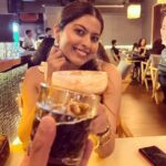Abhidnya Bhave Instagram – Behind every photo obsessed wife🤓
 , is a camera shy husband🤣….
(Swipe left)

#realityofmylife
#firsteversushidate🍣
