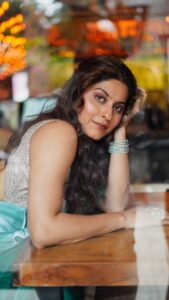 Abhidnya Bhave Instagram - 🩵🩵🩵

#whatsyourstoryofme?