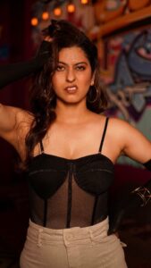 Abhidnya Bhave Instagram - Total banger🤩📸💍🔪🖤😍🤜❤️😍

For the love of this remix by @djsickick @deepikapadukone and naatu naatu ❤️
 
Photographer : @rk_fotografo
Makeup : @makeupbyurmee
Hair :: @celebsmakeupsejal
Accessories : @itahadnura
Location : @jlwamumbai X @picturenkraftofficial
Managed by : @ankurghatge_