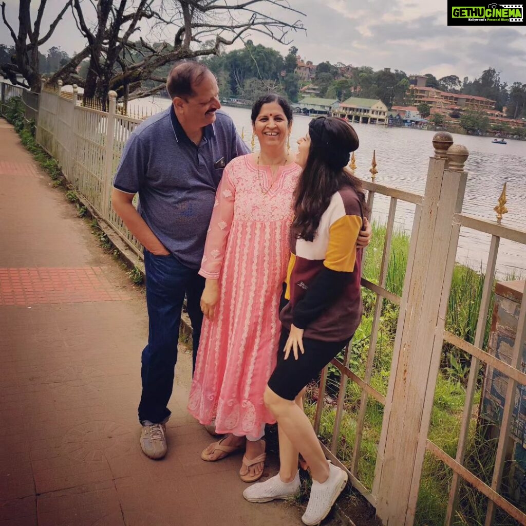 Abhidnya Bhave Instagram - Your decision to get married to each other 35 yrs ago was absolutely correct, because that's how I came into your life!!!😛😌🙏❤️✨ Happiest anniversary ❤️ #happy35th