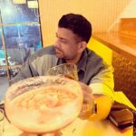 Abhidnya Bhave Instagram – Behind every photo obsessed wife🤓
 , is a camera shy husband🤣….
(Swipe left)

#realityofmylife
#firsteversushidate🍣