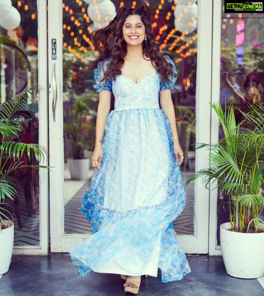 Abhidnya Bhave Instagram - What a happy memory looks like✨🌻🧚♀️ #dancingtothetunesoflife Photographer : @rk_fotografo Makeup : @makeupbyurmee Hair : @celebsmakeupbysejal Stylist/Designer : @chiffoungary_designandstyle X @garykaurk Location : @jlwamumbai X @picturenkraftofficial Managed by : @ankurghatge_