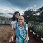 Abhidnya Bhave Instagram – प्रिय आज्जी ❤️🙏

Mansanchya sahavasachii itki saway lagte, ki ek diwas ti nastel  ya vicharacha visarach padto.
Astana nakoshi jhaleli badbad ti  nastana hawi hawishi watu lagte.
Kadhi kadhi sahawasat khup varsha geli Ashi wattat, ani tichya nasnyat ek kshanahi varshasarkha vatu lagto.
Asa watta ki hichashiway kasa jagata yeil!! 
pan Ticha niroop ghetach  bhuk lagte, tahan lagte, ekhada prasang baghun hasuhi yeta, tichya goad athvaniche goof apan vinu lagto.
Halu halu tichya aathavanit ramayla, hasayla, shikto. 
Kadhi kadhi ashcharya watta, manus ha kiti vichitra ahe na. ‘ Mi tujhashiway jagu shakat nahi” mhannara , ti gelyawar tichya nasnyat apla ashna shodhayla lagto

#tujhipriyasonu