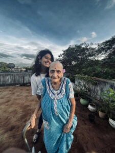 Abhidnya Bhave Instagram - प्रिय आज्जी ❤️🙏 Mansanchya sahavasachii itki saway lagte, ki ek diwas ti nastel  ya vicharacha visarach padto. Astana nakoshi jhaleli badbad ti  nastana hawi hawishi watu lagte. Kadhi kadhi sahawasat khup varsha geli Ashi wattat, ani tichya nasnyat ek kshanahi varshasarkha vatu lagto. Asa watta ki hichashiway kasa jagata yeil!! pan Ticha niroop ghetach  bhuk lagte, tahan lagte, ekhada prasang baghun hasuhi yeta, tichya goad athvaniche goof apan vinu lagto. Halu halu tichya aathavanit ramayla, hasayla, shikto. Kadhi kadhi ashcharya watta, manus ha kiti vichitra ahe na. ' Mi tujhashiway jagu shakat nahi