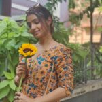 Abhidnya Bhave Instagram - Documenting a hot but happy morning 🌅❤️✨🟠🌻🧿 #breakfastisthemostimportantmealoftheday #companyforlife❤ #likefriendslikefamily