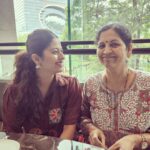 Abhidnya Bhave Instagram - Just lunching🥣🥢❤️✨🧿 (Because this beauty on my shoulders needs a post😛👜) #throwbackthursday #foodiswhatilivefor #withbestcompany