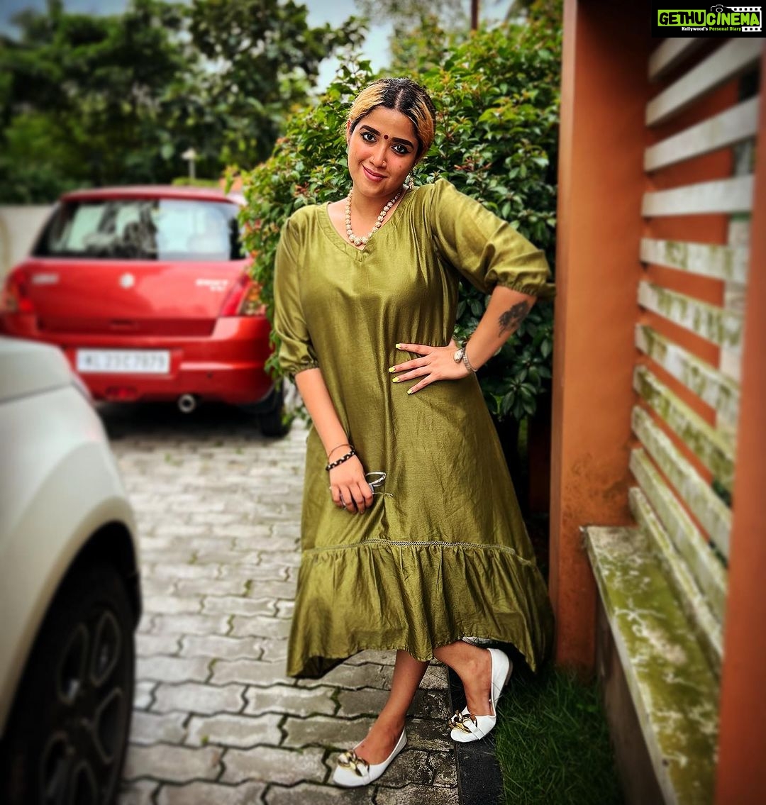 Abhirami Suresh Instagram - Keep it simple! 🫶🏻 Olive Green Dress by @loom.root Jewellery by @antra.collectionz And all of it from @anitha_allonawall @allonawallkochi 🫶🏻🤍
