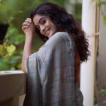 Abhirami Venkatachalam Instagram - Where there is love there is life ✨🤍 Makeup - @pavihairandmakeup ♥️ Hair- @mani_stylist_ ♥️ Videography- @camerasenthil ♥️ #abhiramivenkatachalam #av #kannamma #kanmani #saree #reels PS- an impromptu shoot in a beautiful evening , thanks to this amazing team ... 🤗🤍✨