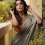 Abhirami Venkatachalam Instagram - Ulaa pogum kana Ulaa pogum vina ✨ Makeup- @pavihairandmakeup Hair- @mani_stylist_ Photography- @camerasenthil #abhiramivenkatachalam #av #kannamma #kanmani #saree #love PS- always in bliss with universe