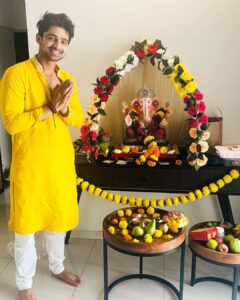 Abhishek Kumar Instagram - नए कार्य की शुरुआत अच्छी हो
हर मनोकामना सच्ची हो
गणेश जी का मन में वास रहे
इस गणेश चतुर्थी आप अपनों के पास रहें
गणेश चतुर्थी की शुभकामनाएं!

#AbhishekKumar #SabAchakarnaPrabhu 🙏