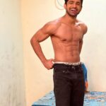 Abhishek Kumar Instagram - Chalo Choose one Smile or Body ? 🫶🙈 . . . #AbhishekKumar #Adiraj #WithOutPumpBody🫶🫶 Film City, Goregaon
