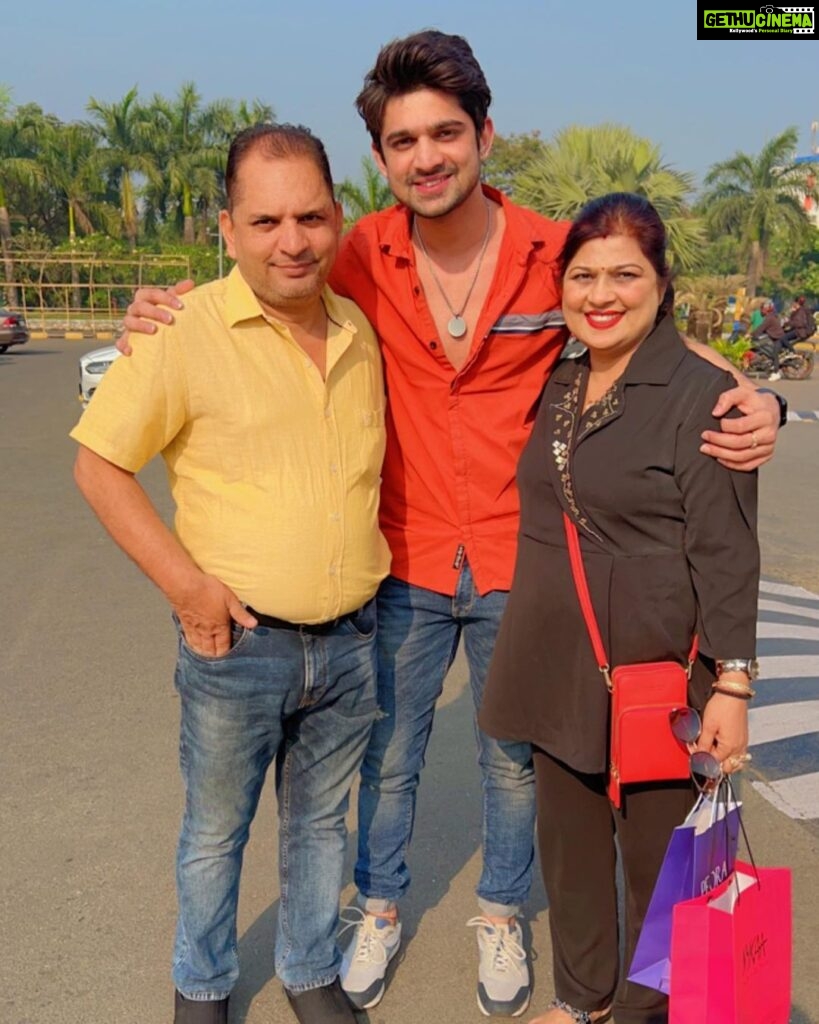 Abhishek Kumar Instagram - Felt “ SUKOON “ after so long in Mumbai ❤️🌎 . . #MomDad #Family #MumbaiVisit #AbhishekKumar