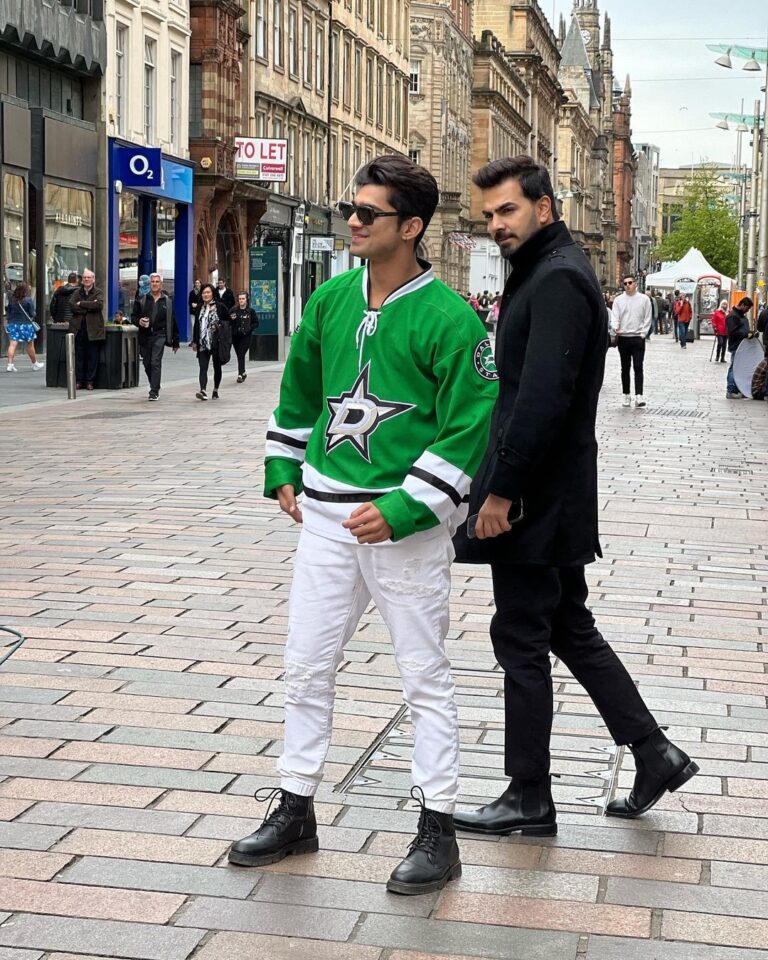 Abhishek Kumar Instagram - Maan Saahb Ye Apne Acha Nahi Kia Mujhpe Goli Chla k @karanvgrover 😝 Glasgow, United Kingdom