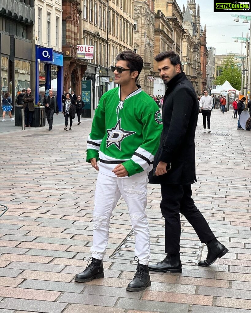 Abhishek Kumar Instagram - Maan Saahb Ye Apne Acha Nahi Kia Mujhpe Goli Chla k @karanvgrover 😝 Glasgow, United Kingdom