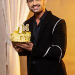 Abhishek Kumar Instagram - Finally 1 million completed , thanku everyone for supporting me in this journey… . Style by- @thekaurstory17 Outfit by- @terzeebyzeeshanazamali . #abhishekkumar #abhishekavengers #1million #bb17 #colorstv #jiocinema