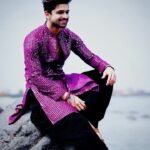 Abhishek Kumar Instagram - सुना है दुनिया को एक अरसे से, बस अब ख़ुद को सुनना चाहता हूँ ! . . #trendingaudio #abhishekkumar #abhishekavengers #bb17 #colorstv #jiocinema