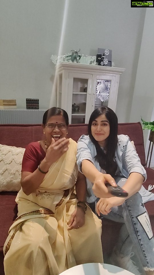 Adah Sharma Instagram - Behind the scenes - Lalita Maushi invisible TV la fat shame karat aahe #behindthescenes #100YearsOfAdahSharma #adahsharma #cadbury