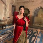 Aditi Gautam Instagram - What I do inbetween takes! Pose, dance and Smile… also learn dialogues lol! Btw Happy Dussehra Guys ❤️ . . . . . . #saree #halfsaree #sareelove #shootdiaries #picoftheday #southindiansaree #southindianjewellery #southindianfashion #explore #trending #teluguactress Tijara Fort Palace