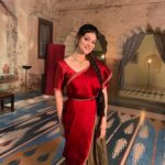 Aditi Gautam Instagram - What I do inbetween takes! Pose, dance and Smile… also learn dialogues lol! Btw Happy Dussehra Guys ❤️ . . . . . . #saree #halfsaree #sareelove #shootdiaries #picoftheday #southindiansaree #southindianjewellery #southindianfashion #explore #trending #teluguactress Tijara Fort Palace