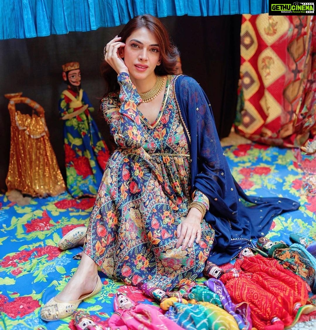 Aditi Vats Instagram - Happiest Diwali πͺ Wishing you and your loved ones a radiant Diwali filled with joy, prosperity, and the warm glow of diyas. May this festival of lights illuminate your life with positivity and bring moments of togetherness that linger in your heart. Happy Diwali! πͺβ¨ Me wearing my heart β€οΈ @thejvyal