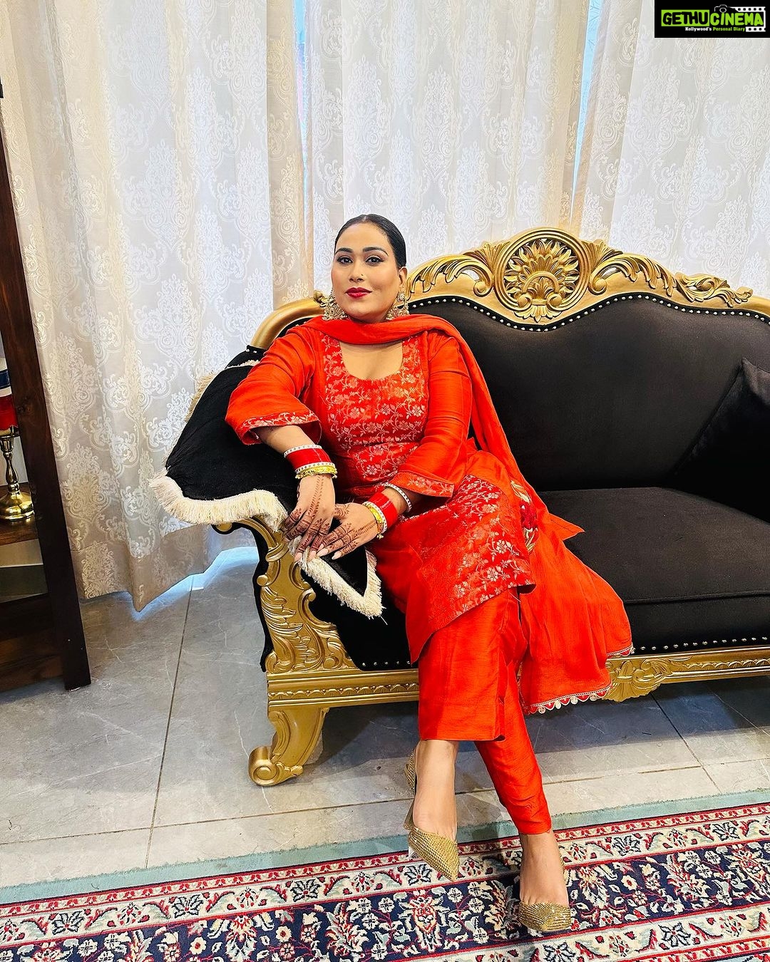 Afsana Khan Instagram - कुछ लोग शोहरत पर नाज करते हैं कुछ लोग दौलत पर नाज करते हैं हमारे पास तो सिर्फ आप हैं इसलिए, हम आप पर नाज करते हैं ! लव यू हमसफर ! Happy karwachauth @saajzofficial ❤️🧿 Makeup @jasleenmakeup Hair @hairartistmika Suit @fashionboutiqueedmonton Chandigarh, India