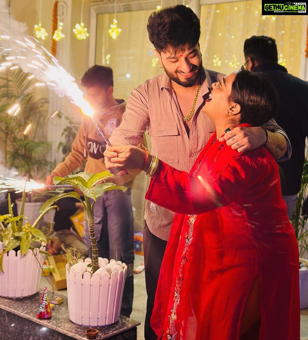 Afsana Khan Instagram - Happy Diwali 🪔 love @saajzofficial #afsaajz❤️ #afsaajzforever #afsanakhan #justiceforsidhumoosewala #happydiwali #ommahalaxminamonamah #jaishreeram #jaishreekrishna #waheguruji🙏 #allhamdulillah Chandigarh, India