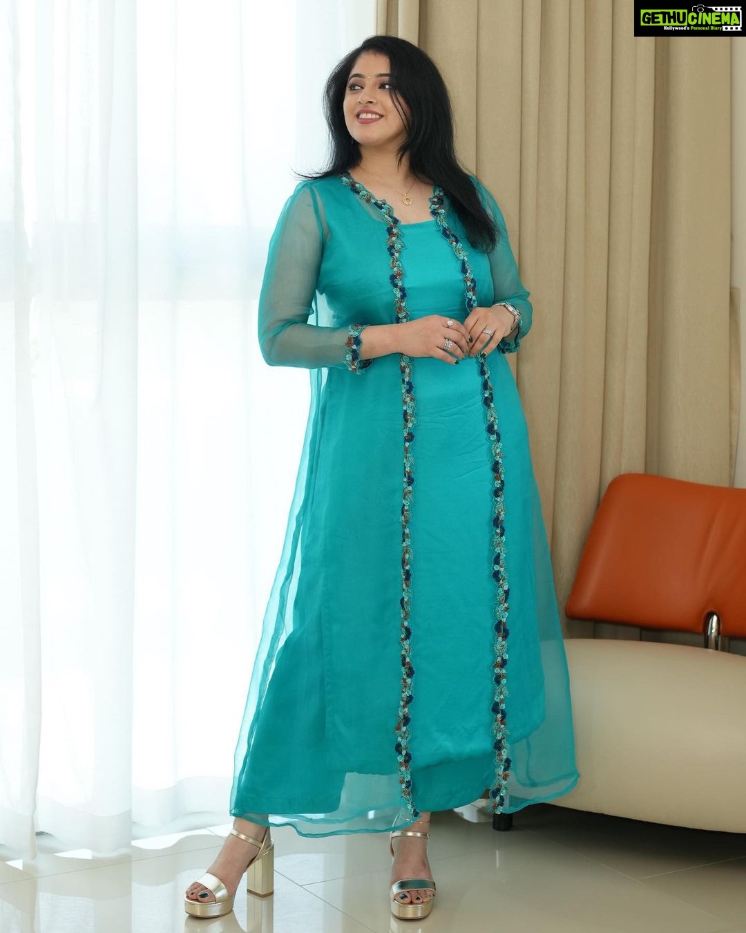 Aima Rosmy Sebastian Instagram - Cling to this vibrant PEACOCK color overcoat salwar set🦚❤️🦚 Perfect outfit for the season!!! Wardrobe @tazzels3 👗 Click by @vineethphotos 📸 . . . . . . . . . . . . . . . . . #fashion #instafashion #instagram #fashiondaily #instadaily #instamood #instalove #blogger #fashionblogger #trending #fashiontrends #trendingpost #trendingcolor Muweillah Comercial, Sharjah UAE